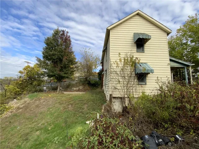 a view of entryway with a front door