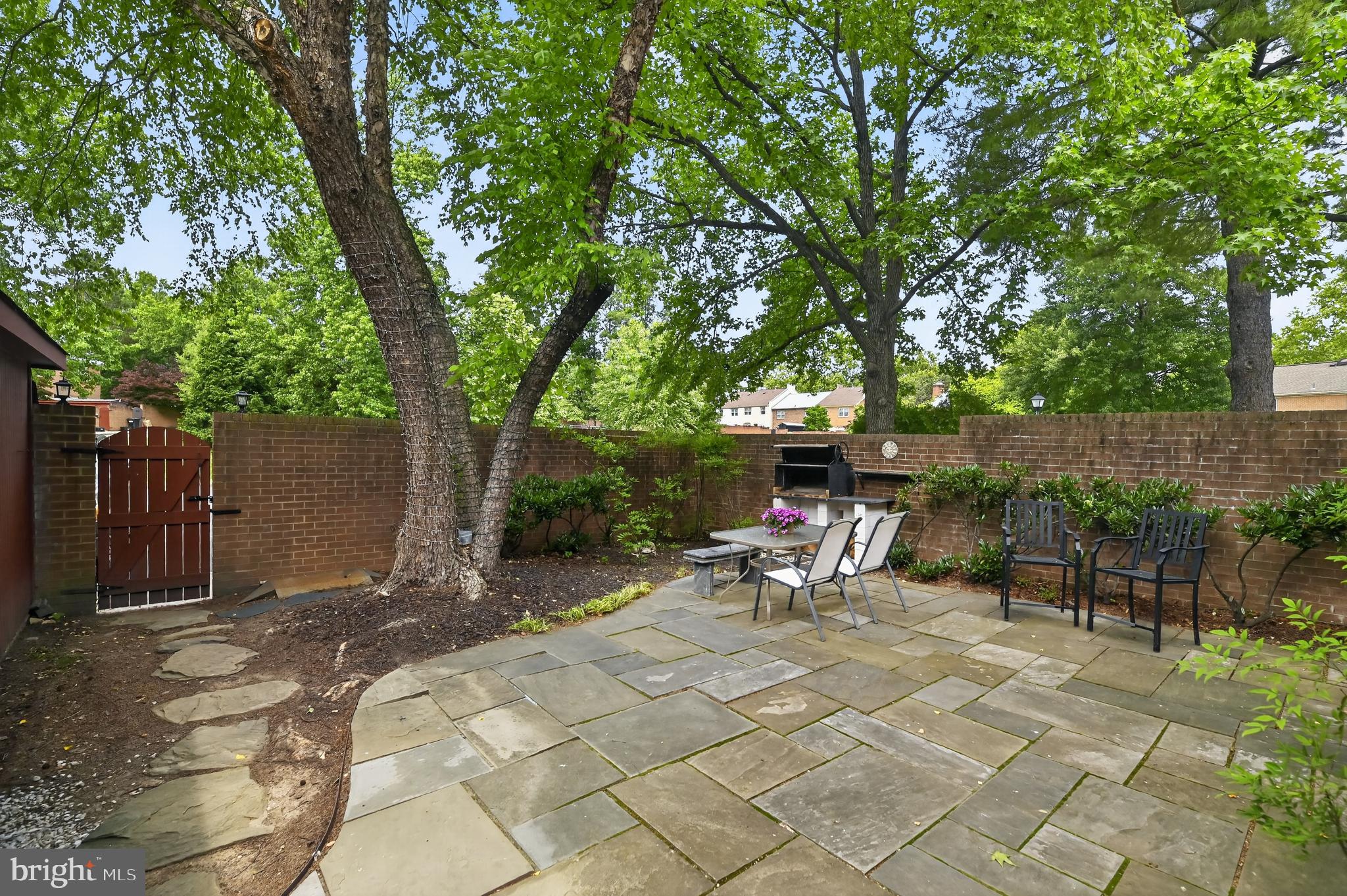 6027 Queenston Street Springfield, VA 22152 - Photo 30 of 34 spacious courtyard