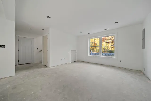 $724,900 | 80 Bypass 28, Derry, NH 03038