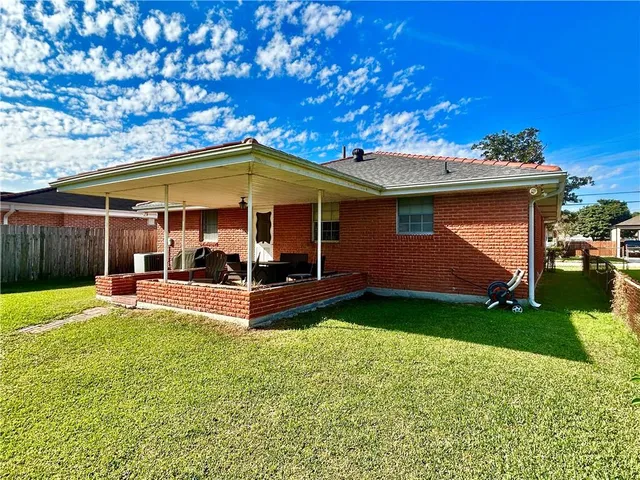 $1,900 | 945 Brockenbraugh Court, Metairie, LA 70005