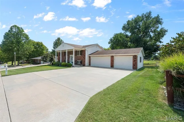 $299,000 | 212 Lon Dell Drive, Chester, IL 62233