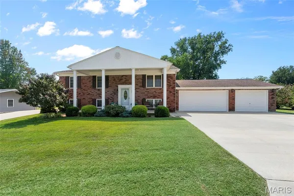 $285,000 | 212 Lon Dell Drive, Chester, IL 62233