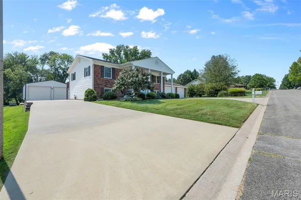 $285,000 | 212 Lon Dell Drive, Chester, IL 62233