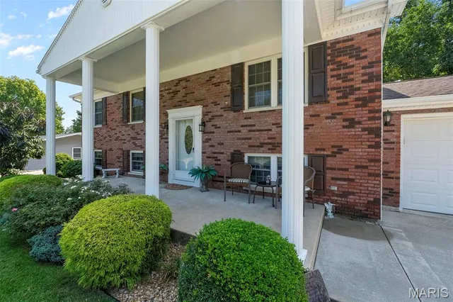 $299,000 | 212 Lon Dell Drive, Chester, IL 62233