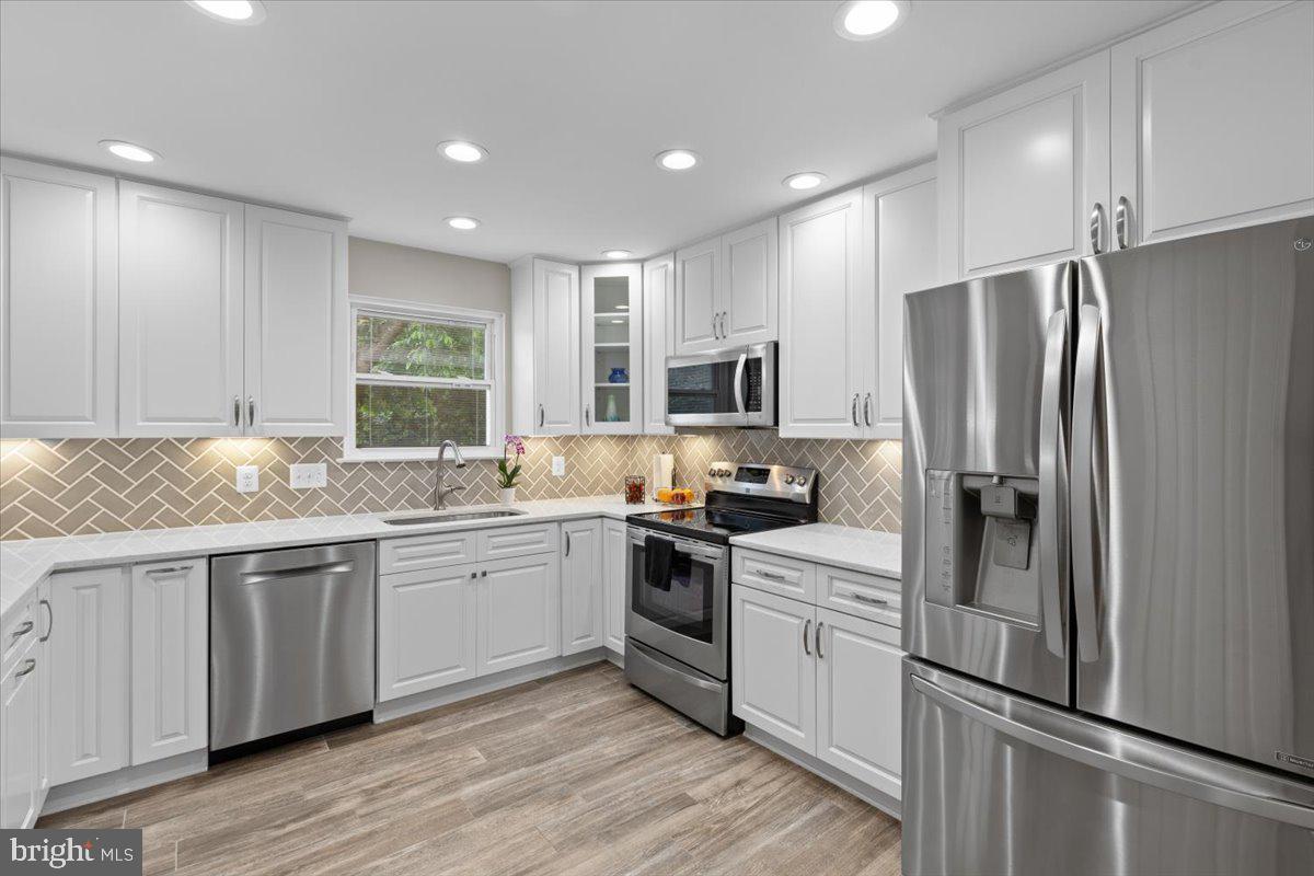 1587 Kingstream Circle Herndon, VA 20170 - Photo 19 of 65 Stainless, white and taupe!