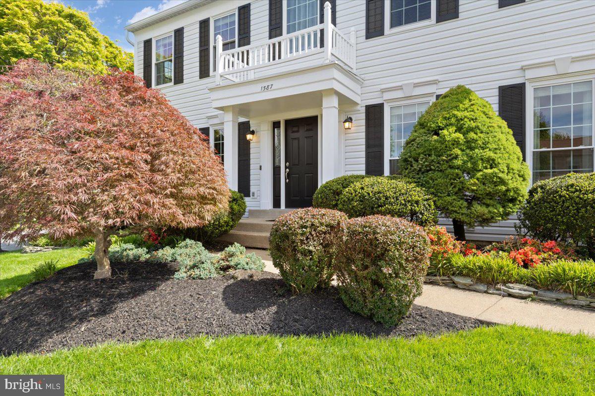 1587 Kingstream Circle Herndon, VA 20170 - Photo 5 of 65 Beautiful landscaping