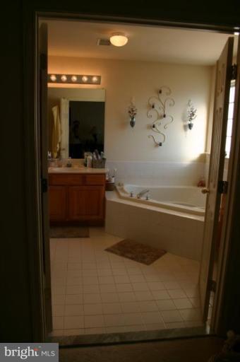 641 Springhouse Square Southeast Leesburg, VA 20175 - Photo 15 of 19 Master Bath