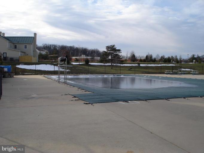 641 Springhouse Square Southeast Leesburg, VA 20175 - Photo 17 of 19 Swimming Pool