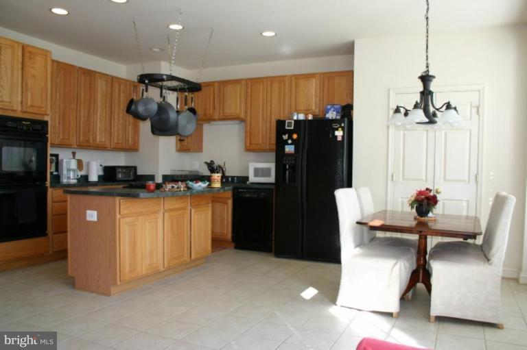 641 Springhouse Square Southeast Leesburg, VA 20175 - Photo 3 of 19 Kitchen