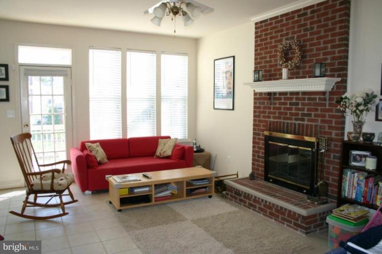 641 Springhouse Square Southeast Leesburg, VA 20175 - Photo 4 of 19 Family Room