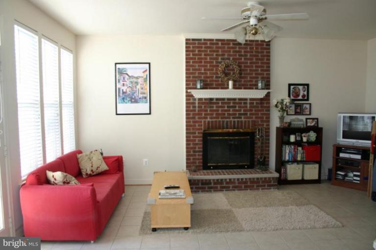 641 Springhouse Square Southeast Leesburg, VA 20175 - Photo 5 of 19 Family Room #2