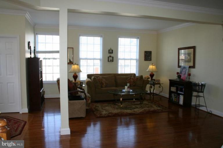 641 Springhouse Square Southeast Leesburg, VA 20175 - Photo 6 of 19 Living Room