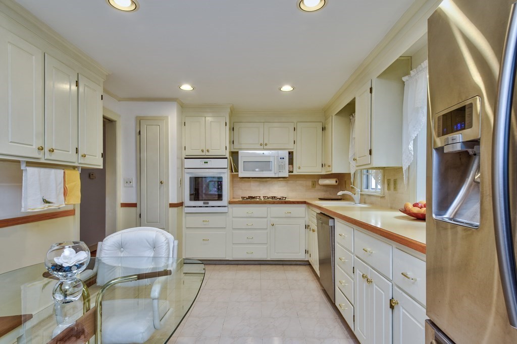 22 Heckle Street Wellesley, MA 02481 - Photo 12 of 32 Gallery Image 12