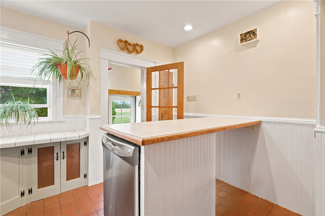 195 Elmore Avenue Woonsocket, RI 02895 - Photo 11 of 41