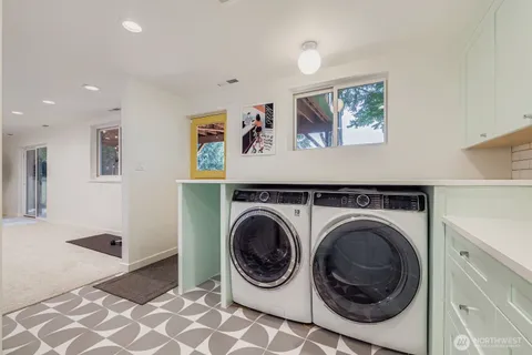 a view of entryway with washer and dryer