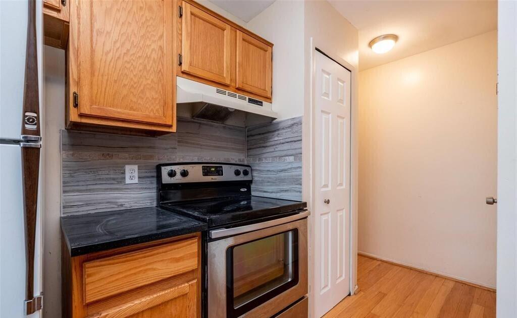 22363 Peach Tree Novi, MI 48375 - Photo 6 of 22 kitchen