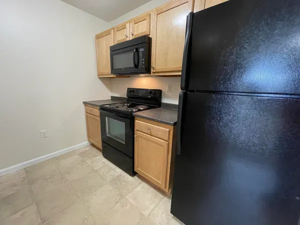$1,945 | 100 Sentinel Court, Unit 210, Manchester, NH 03103