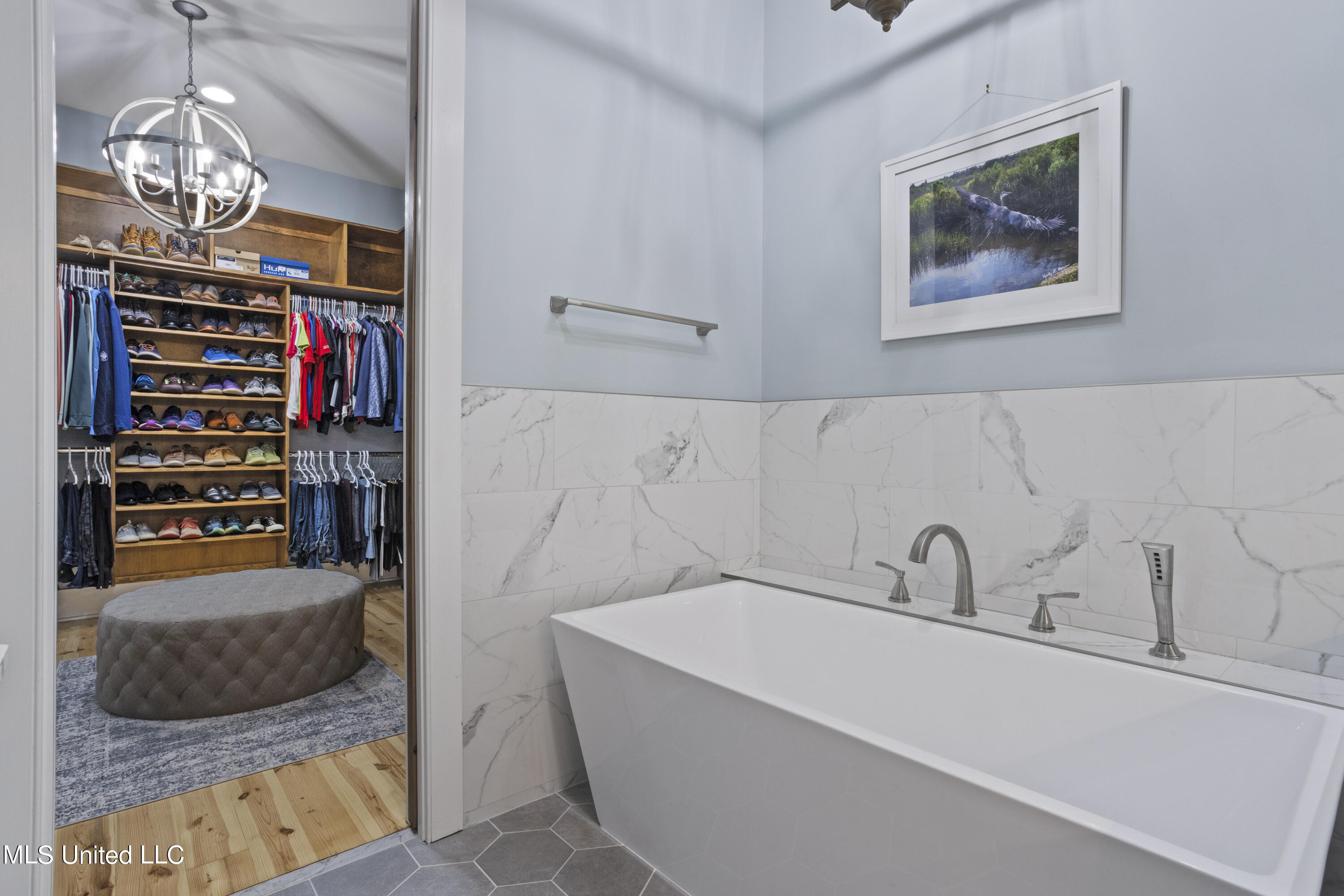 9380 Ridgeview Drive Ocean Springs, MS 39564 - Photo 29 of 69 Soaking tub1