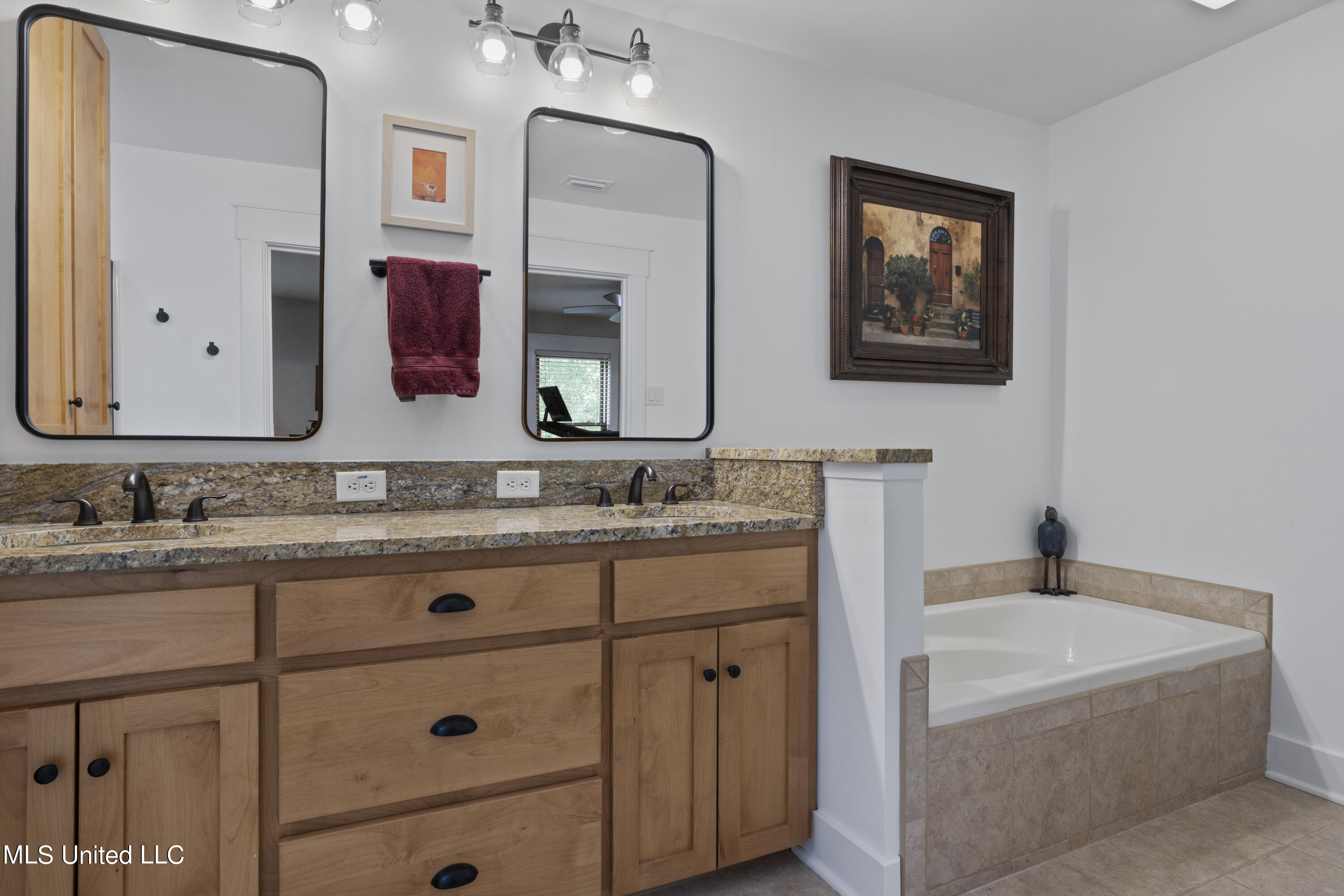 9380 Ridgeview Drive Ocean Springs, MS 39564 - Photo 40 of 69 Upstairs Full Bathroom