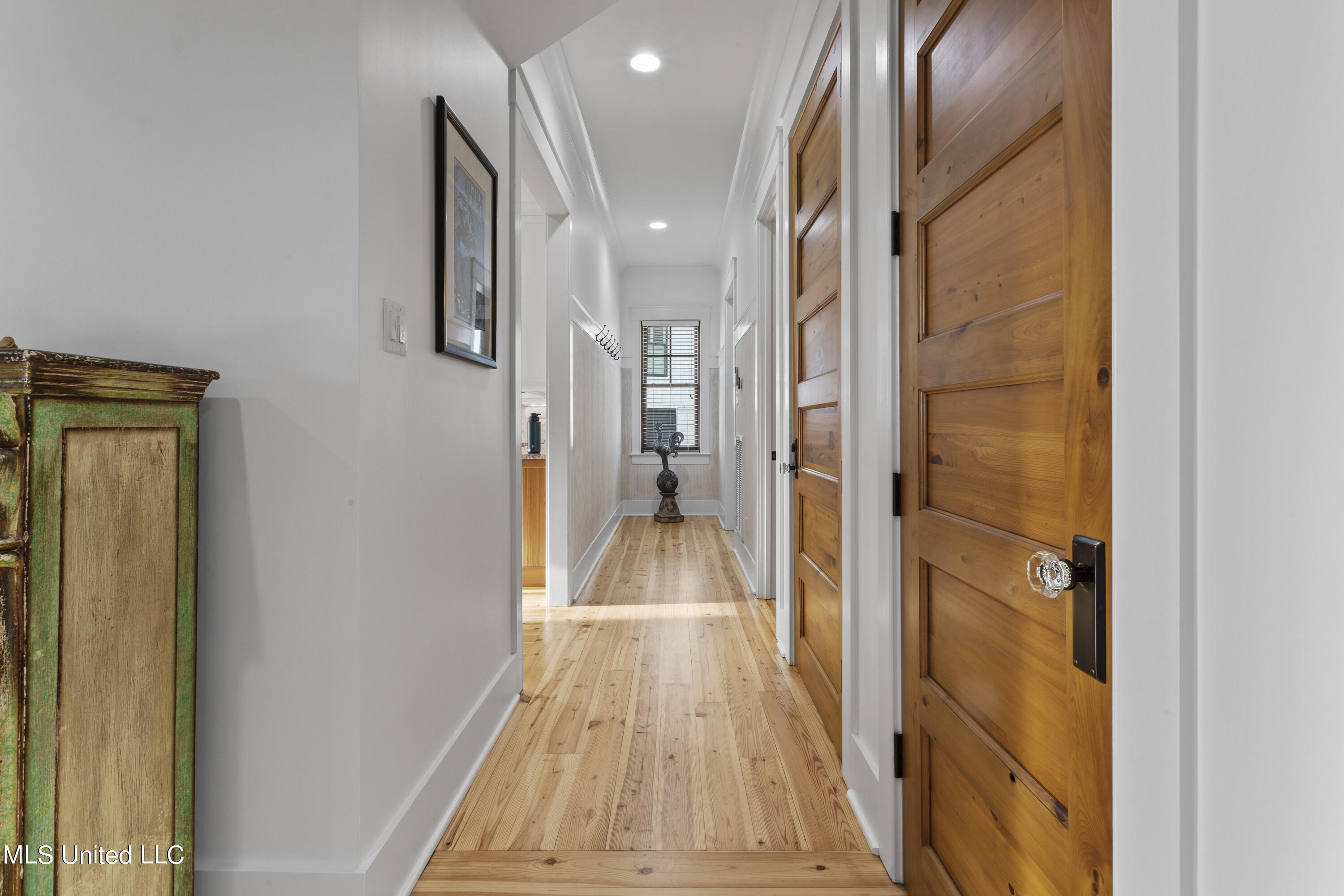 9380 Ridgeview Drive Ocean Springs, MS 39564 - Photo 43 of 69 Hallway to laundry room