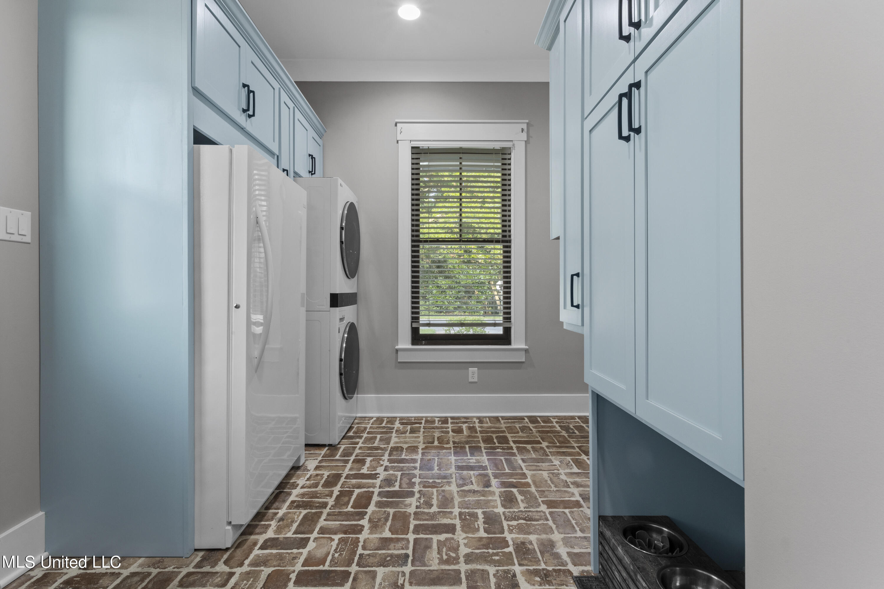 9380 Ridgeview Drive Ocean Springs, MS 39564 - Photo 46 of 69 Laundry Room
