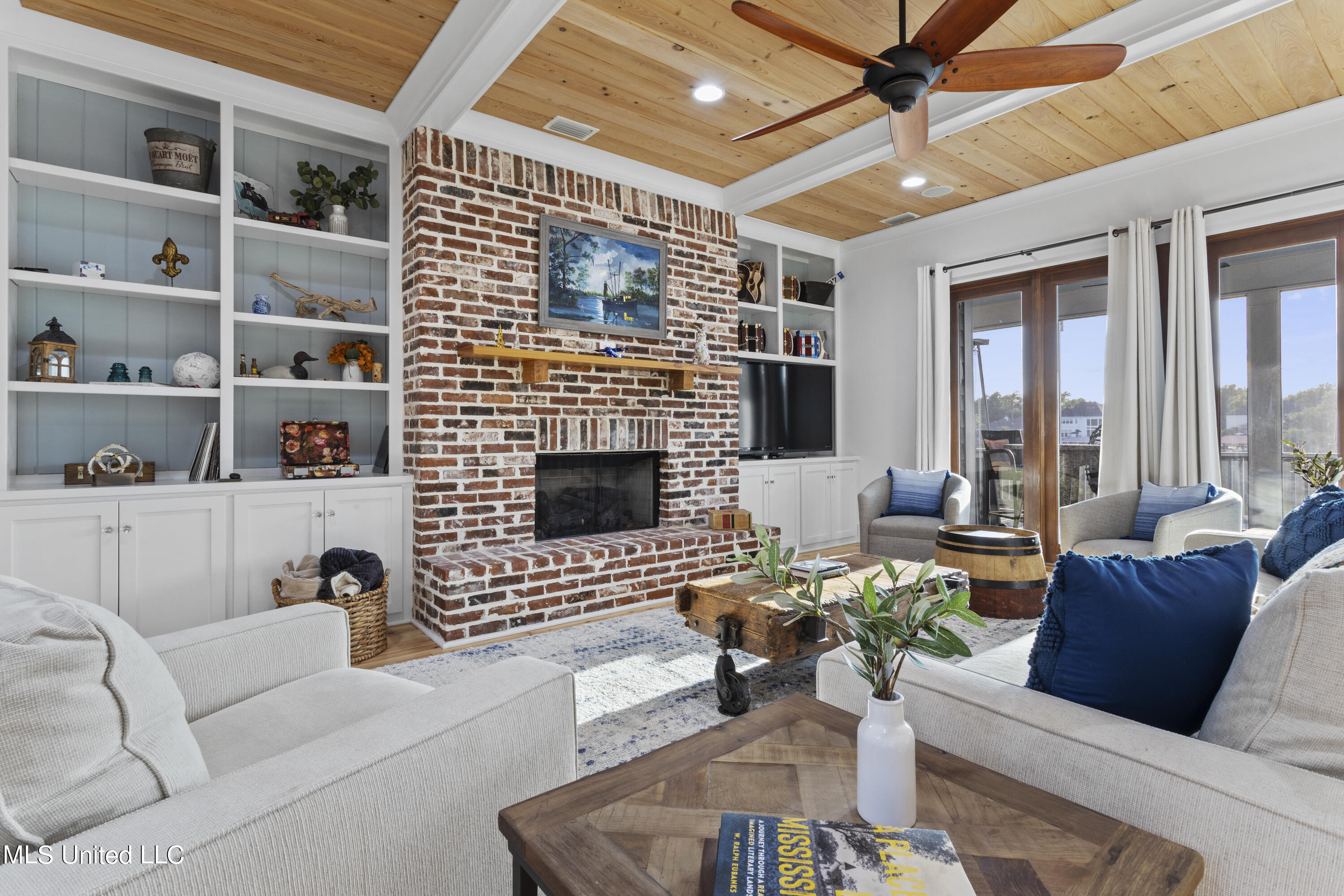 9380 Ridgeview Drive Ocean Springs, MS 39564 - Photo 9 of 69 Living Room