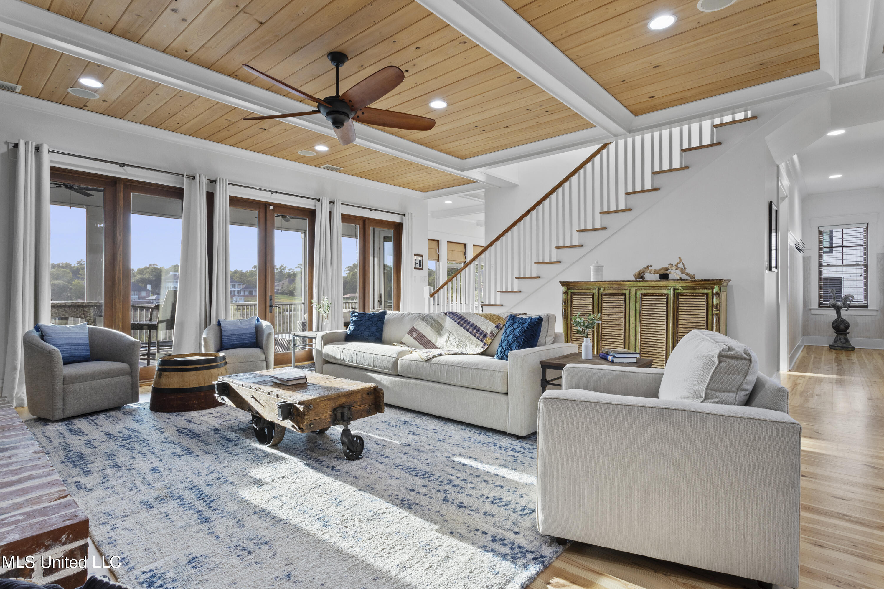 9380 Ridgeview Drive Ocean Springs, MS 39564 - Photo 10 of 69 Living Room