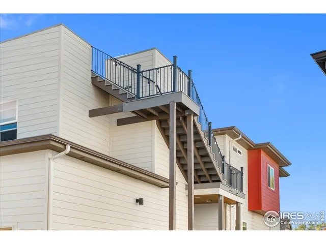 a view of entryway with a front door