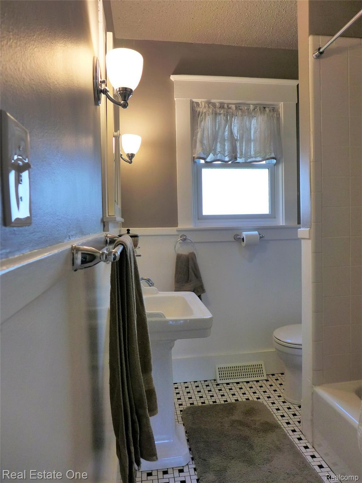 624 Parkdale Avenue Rochester, MI 48307 - Photo 25 of 74 Main Floor Bathroom