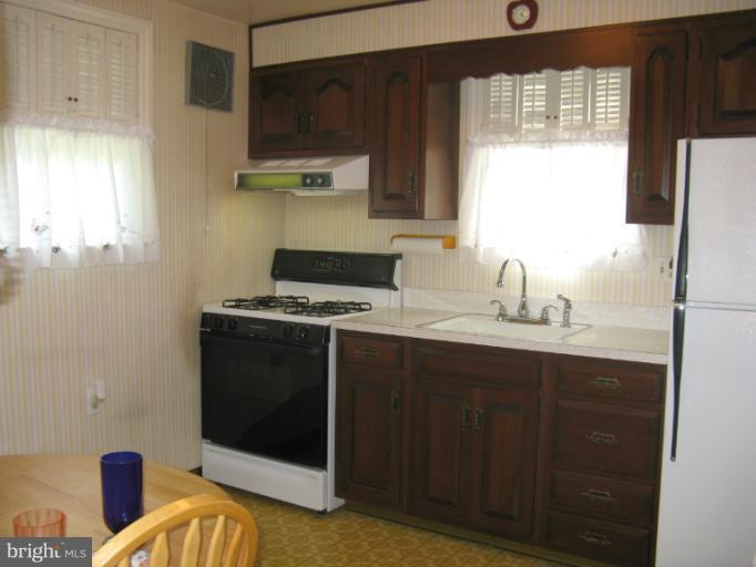 523 Shipley Road Linthicum Heights, MD 21090 - Photo 3 of 16 Kitchen