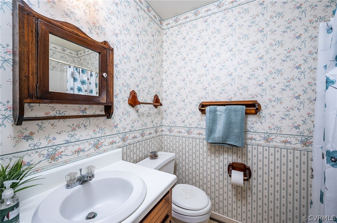13001 Queensgate Road Midlothian, VA 23114 - Photo 12 of 21 a bathroom with a toilet sink and mirror