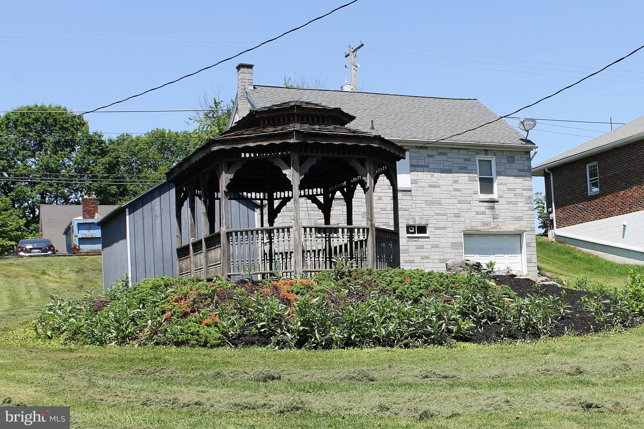 244 South Reading Road Ephrata, PA 17522 - Photo 13 of 16 Landscaping