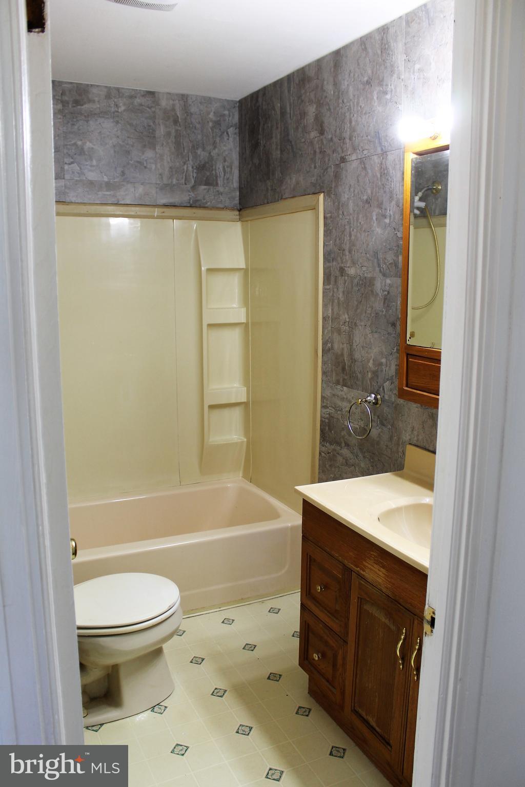 244 South Reading Road Ephrata, PA 17522 - Photo 5 of 16 Full Bath
