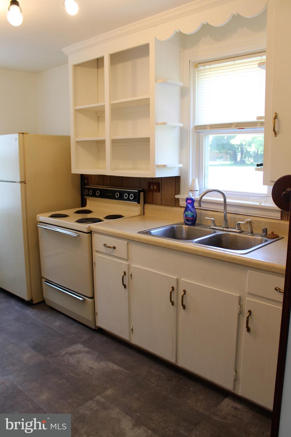 244 South Reading Road Ephrata, PA 17522 - Photo 7 of 16 Kitchen