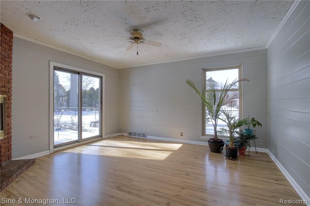 699 Shoreham Road Grosse Pointe, MI 48236 - Photo 12 of 21 15-Family Room 2nd View.jpg