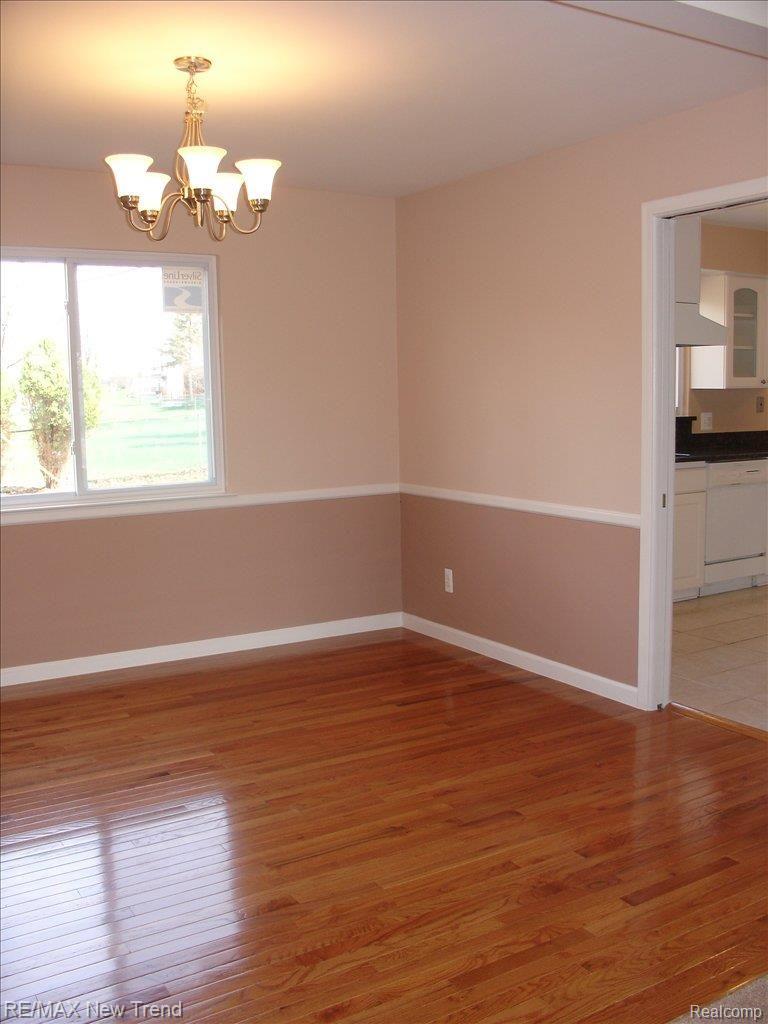 29122 Raleigh Road Farmington, MI 48336 - Photo 7 of 17 Dining Room Leading to Kitchen