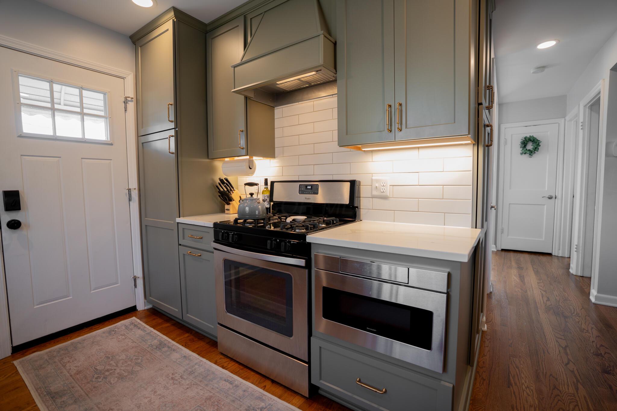 876 Thomas Road Columbus, OH 43212 - Photo 5 of 23 Stainless steel appliances| gas range