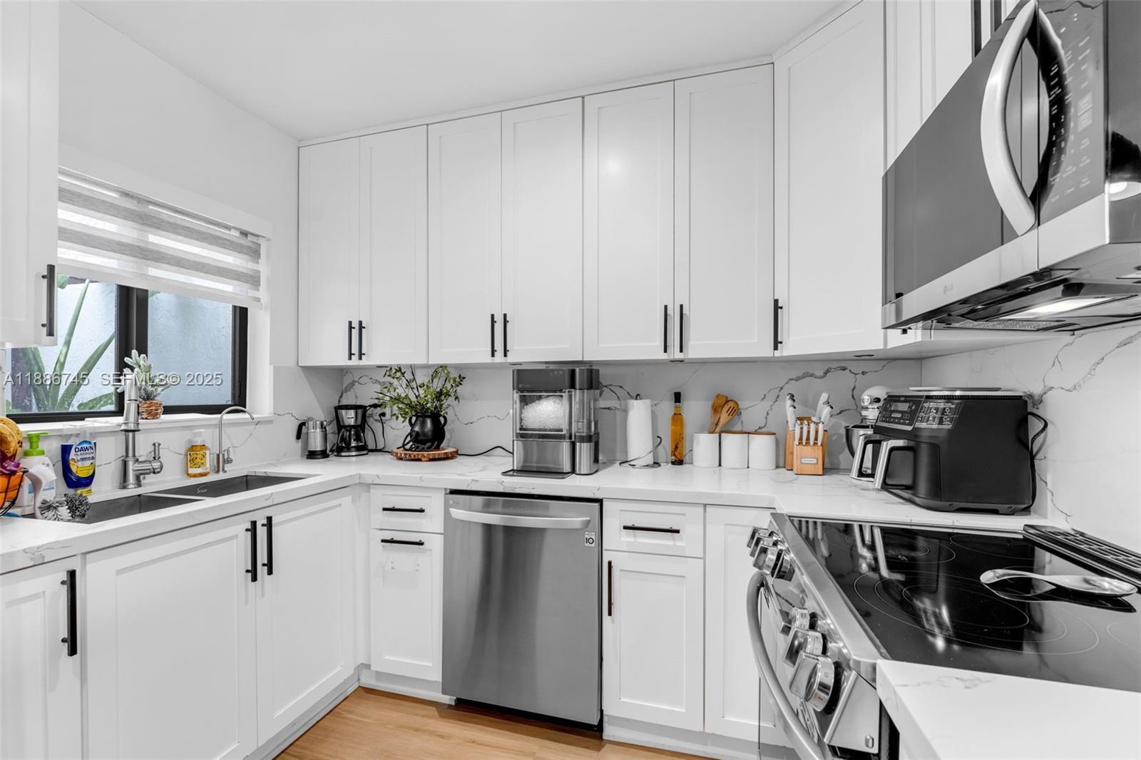 9032 Southwest 8th Terrace Miami, FL 33174 - Photo 8 of 37