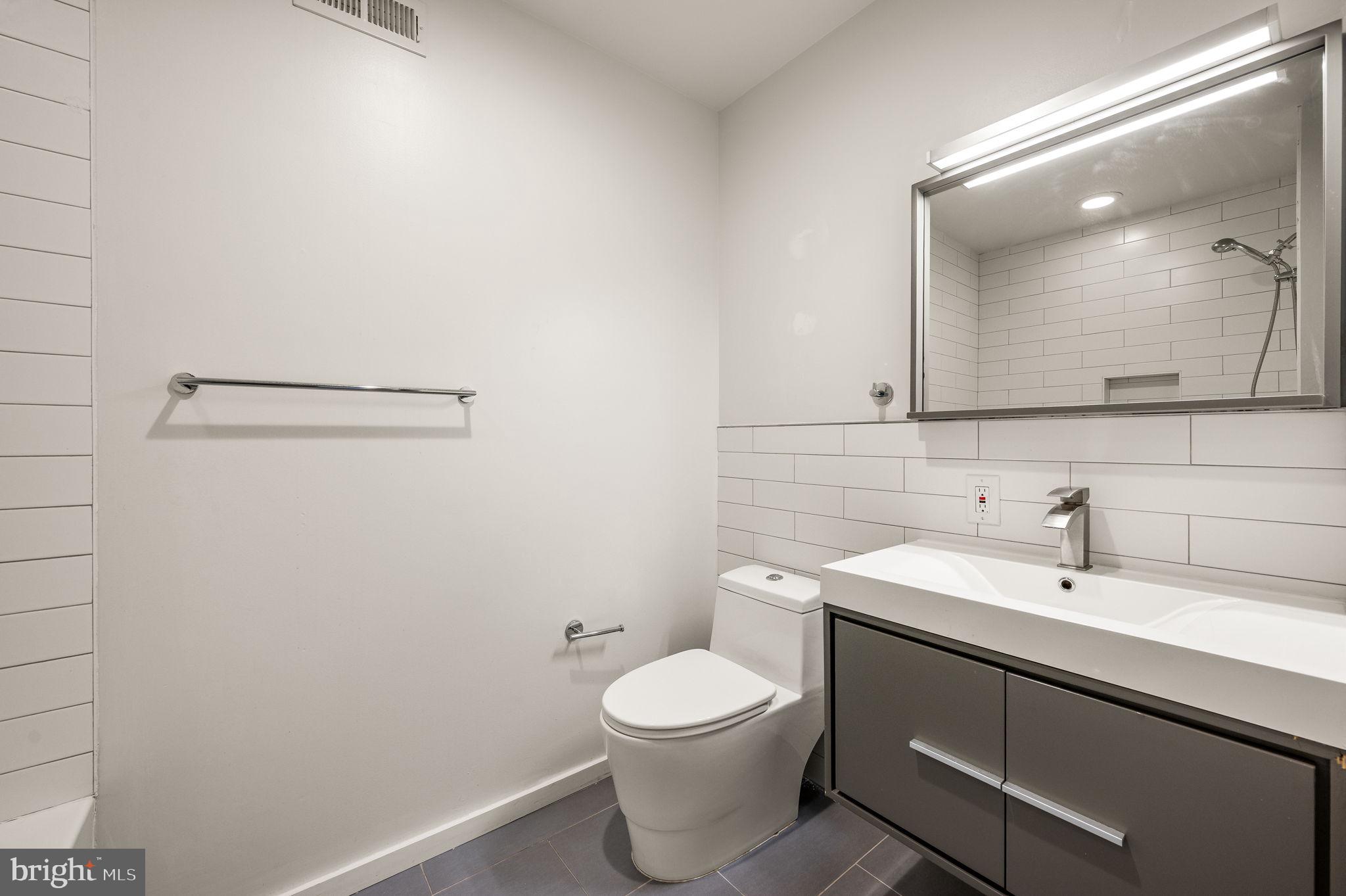 529 West Jefferson Street Philadelphia, PA 19122 - Photo 19 of 37 2nd floor hall bath