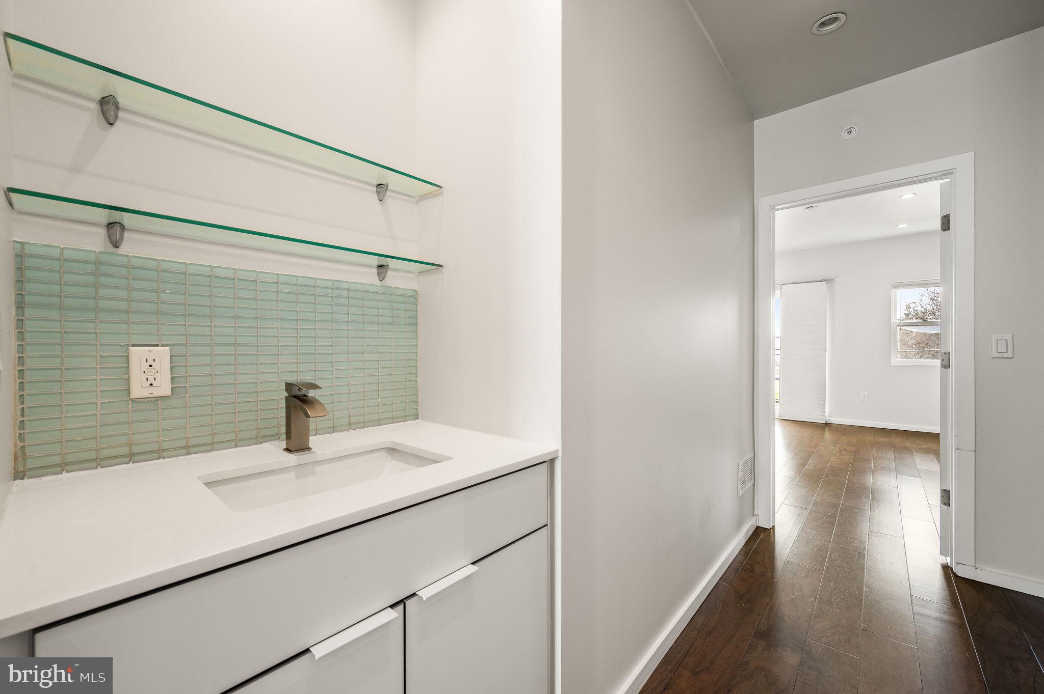 529 West Jefferson Street Philadelphia, PA 19122 - Photo 22 of 37 3rd floor wet bar