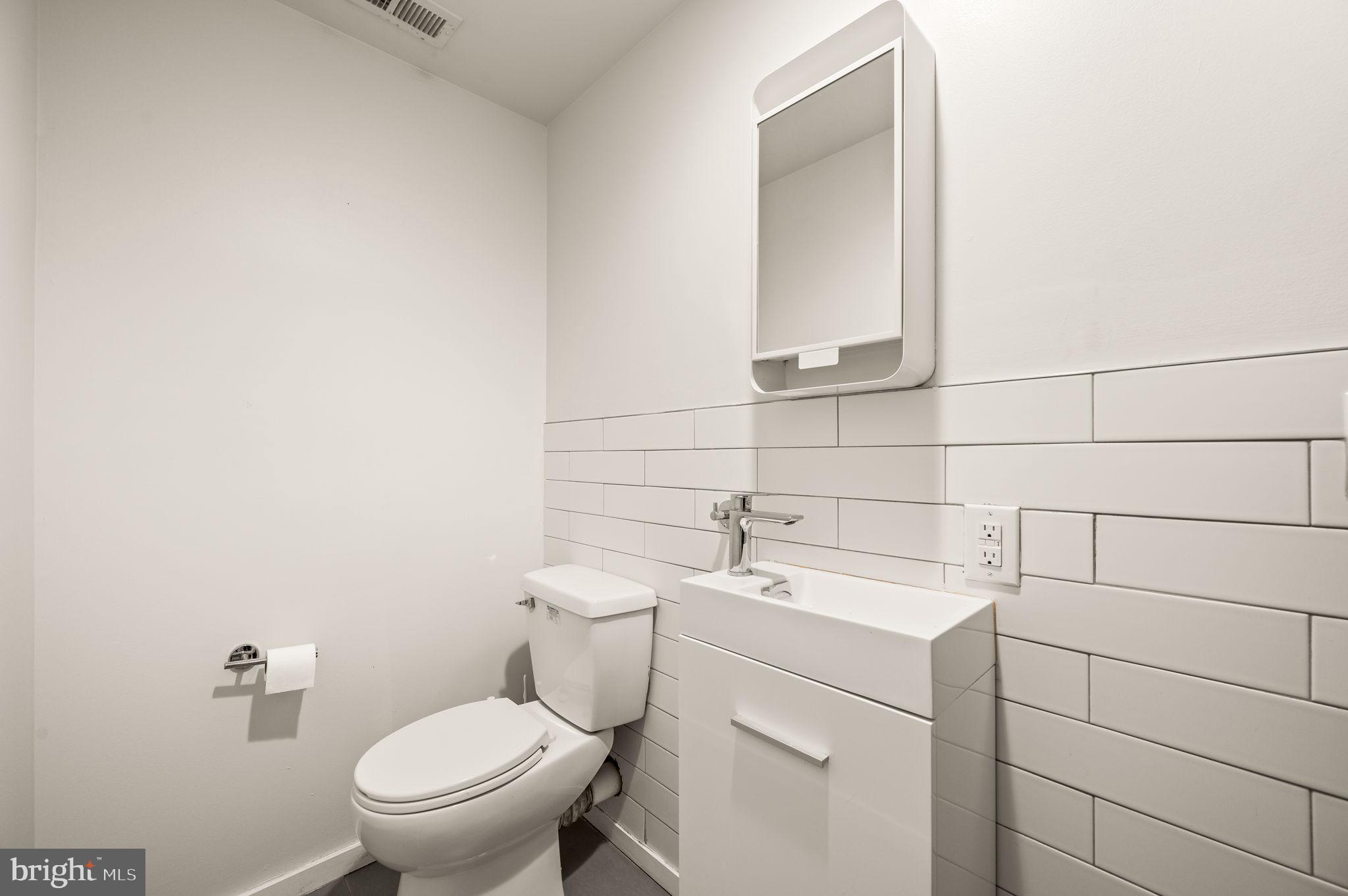 529 West Jefferson Street Philadelphia, PA 19122 - Photo 34 of 37 Lower level powder room