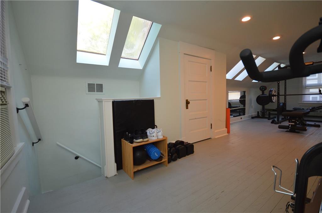 431 Locust Street Pittsburgh, PA 15218 - Photo 39 of 47 a room with furniture and a window