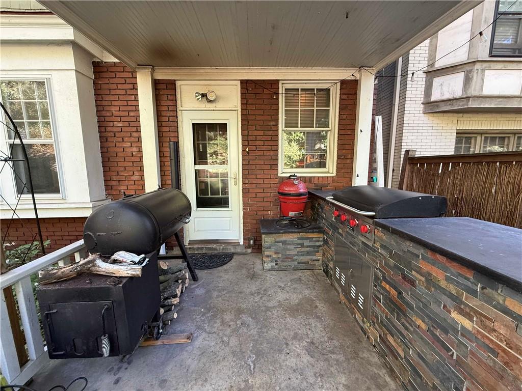 431 Locust Street Pittsburgh, PA 15218 - Photo 45 of 47 a living room with furniture and large windows