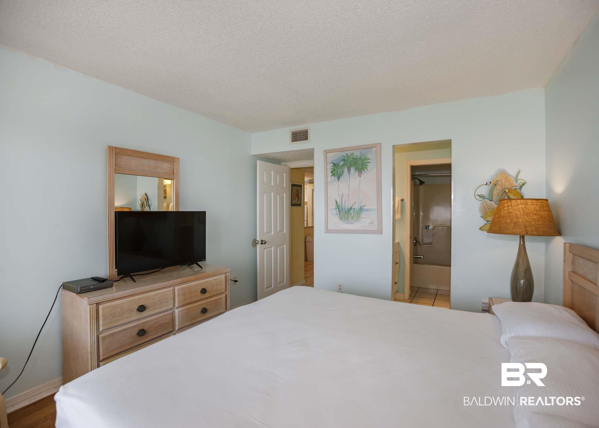 645 Plantation Road, Unit 6311 Gulf Shores, AL 36542 - Photo 28 of 43 Bedroom with baseboards, ensuite bathroom, and a textured ceiling