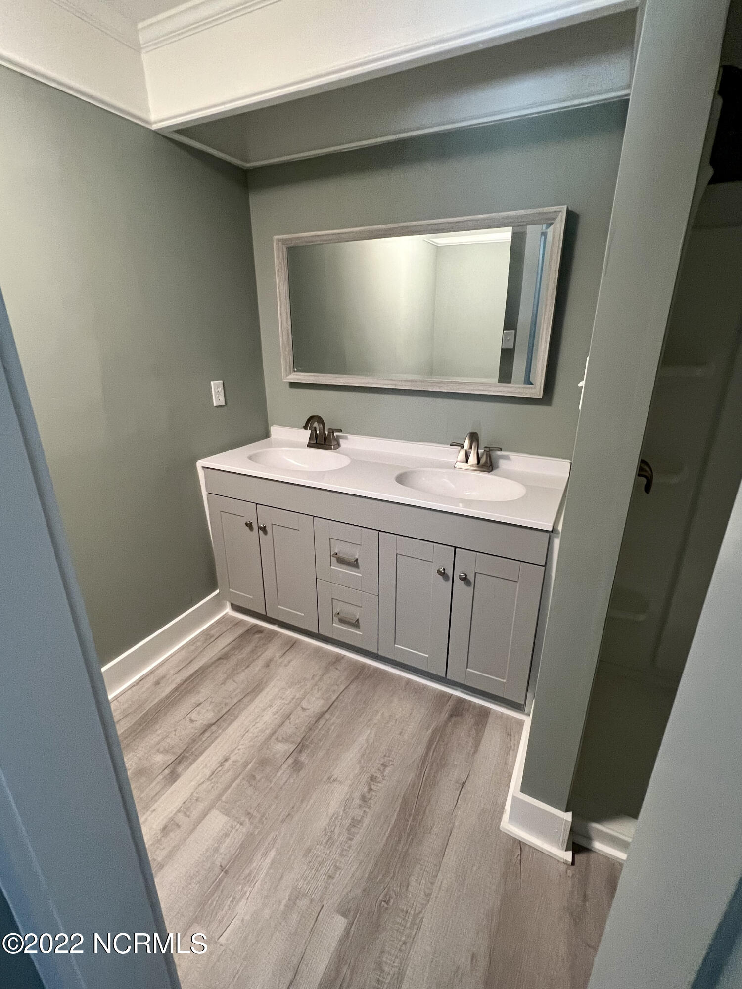 409 Hardy Avenue New Bern, NC 28560 - Photo 15 of 20 Bathroom 3