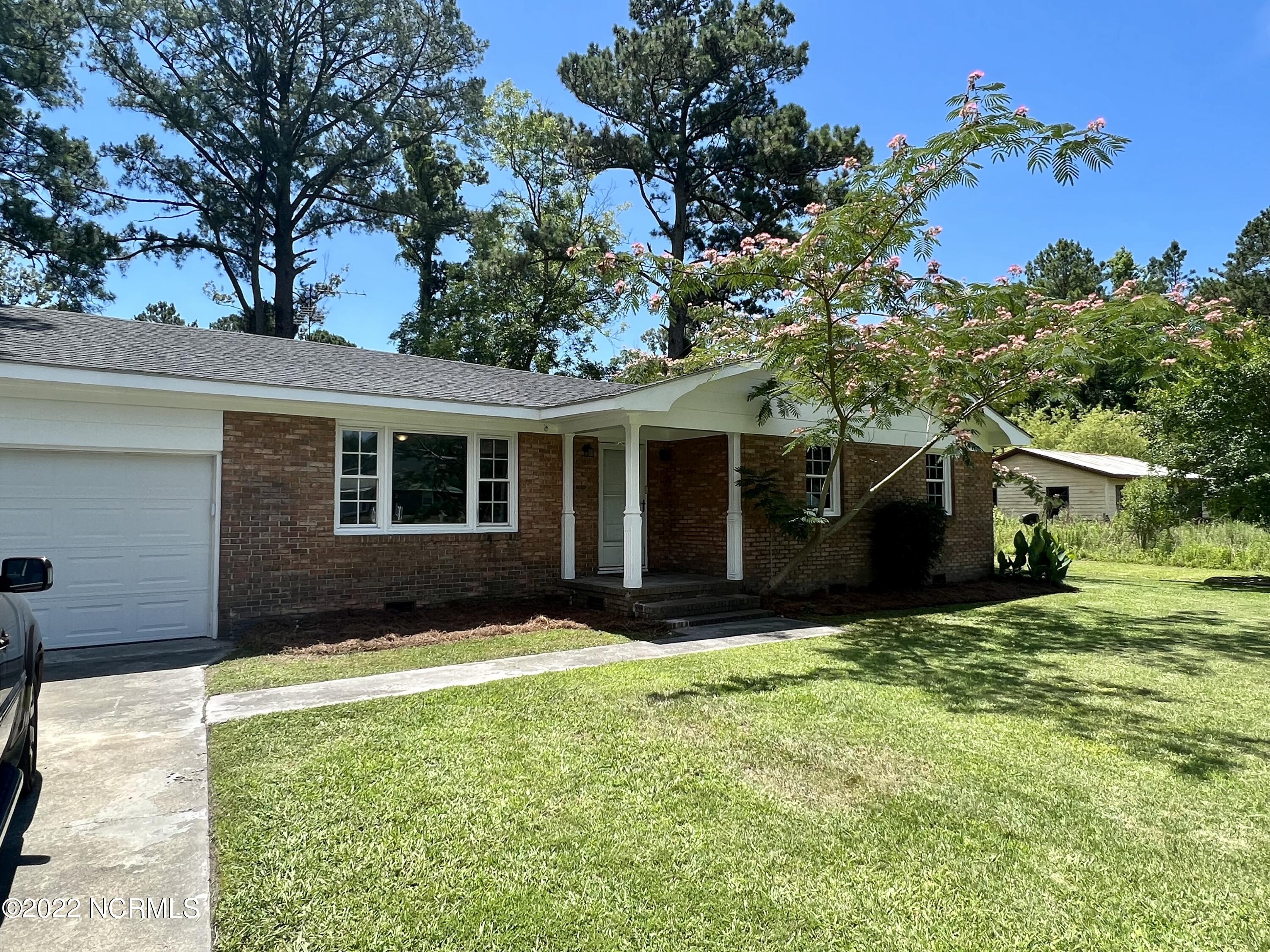 409 Hardy Avenue New Bern, NC 28560 - Photo 2 of 20 Front of Home