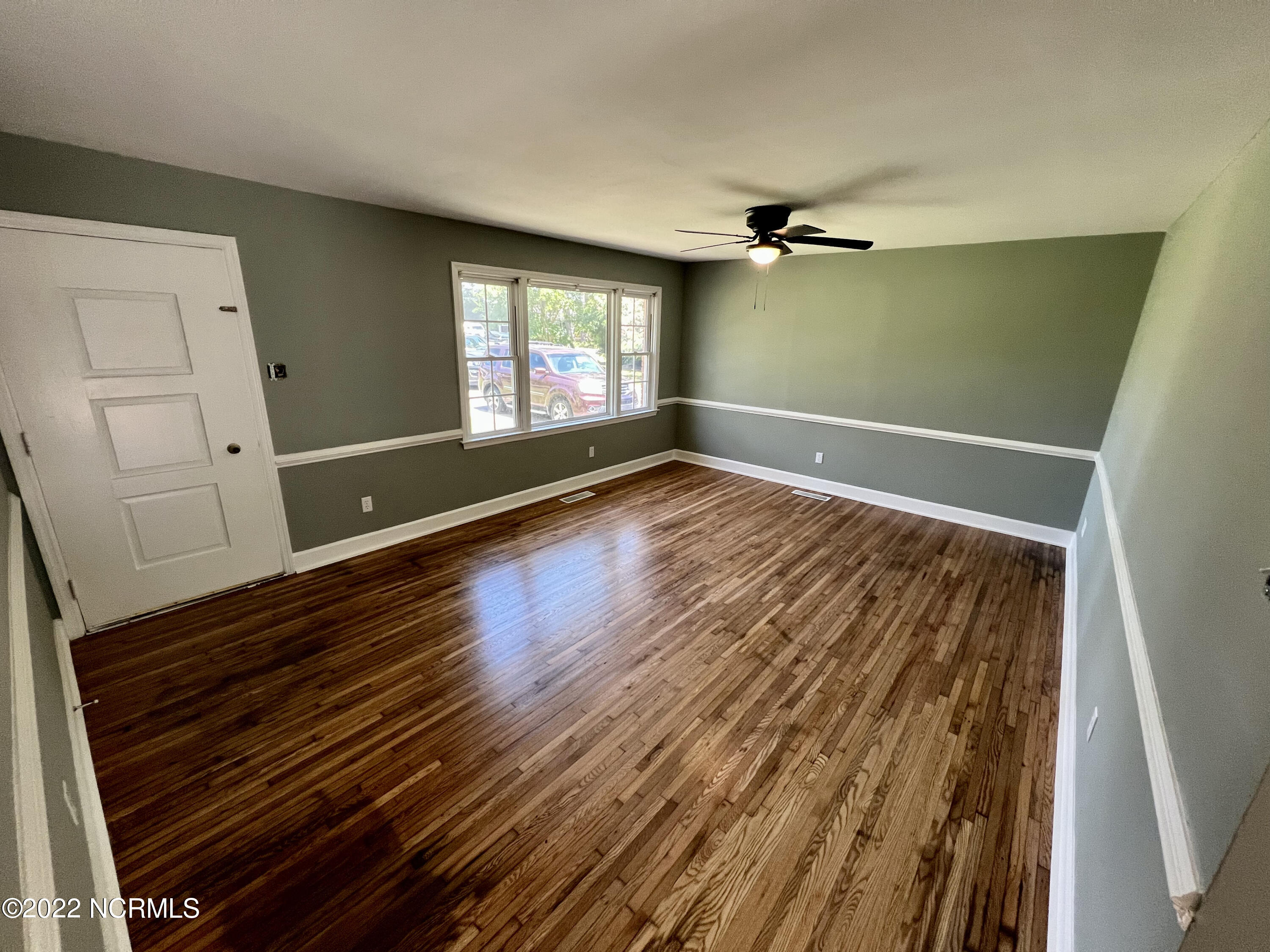 409 Hardy Avenue New Bern, NC 28560 - Photo 6 of 20 Living room