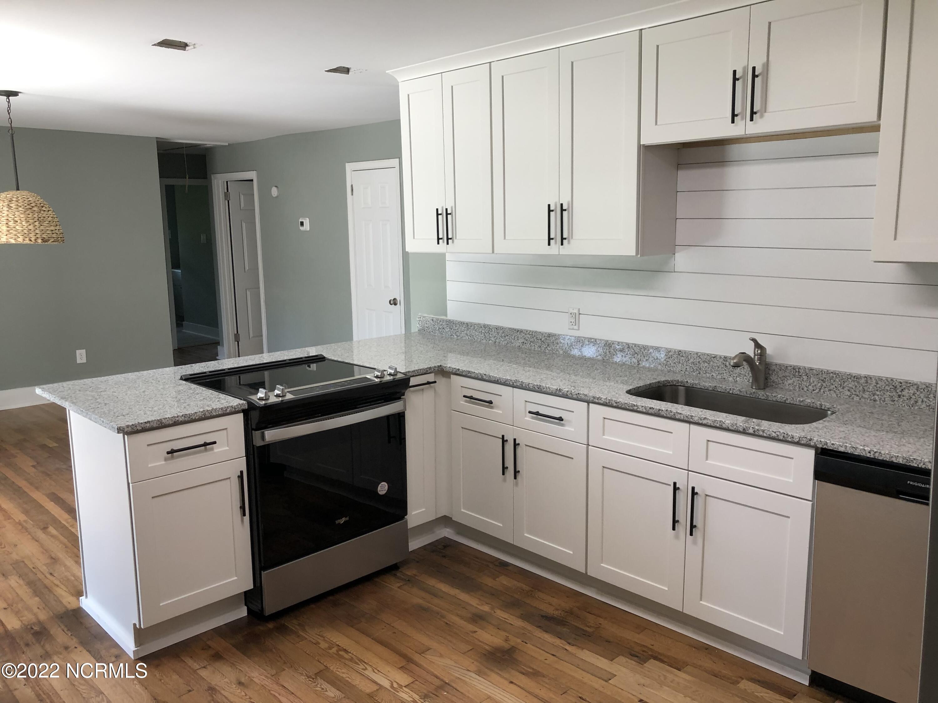 409 Hardy Avenue New Bern, NC 28560 - Photo 9 of 20 50164566-E647-4E12-B8D4-6B946EB77B49