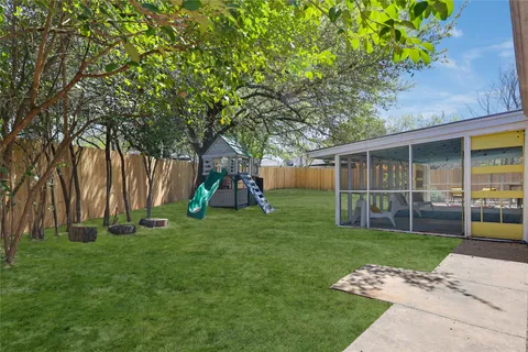 a view of a house with a backyard