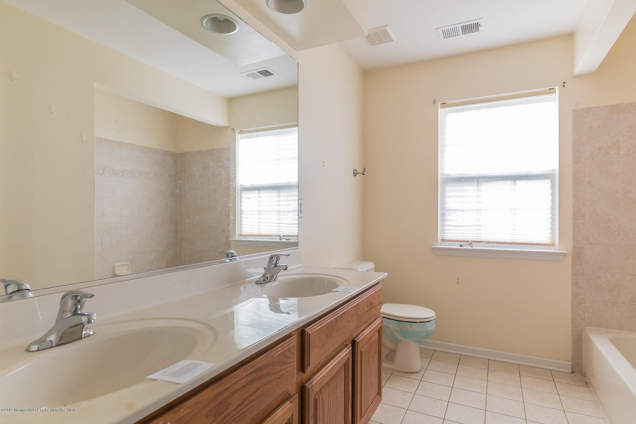 19 Emily Road Manalapan, NJ 07726 - Photo 31 of 34 4 (3)